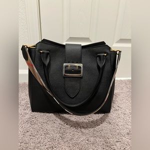 Burberry - The Medium Buckle Tote in Black